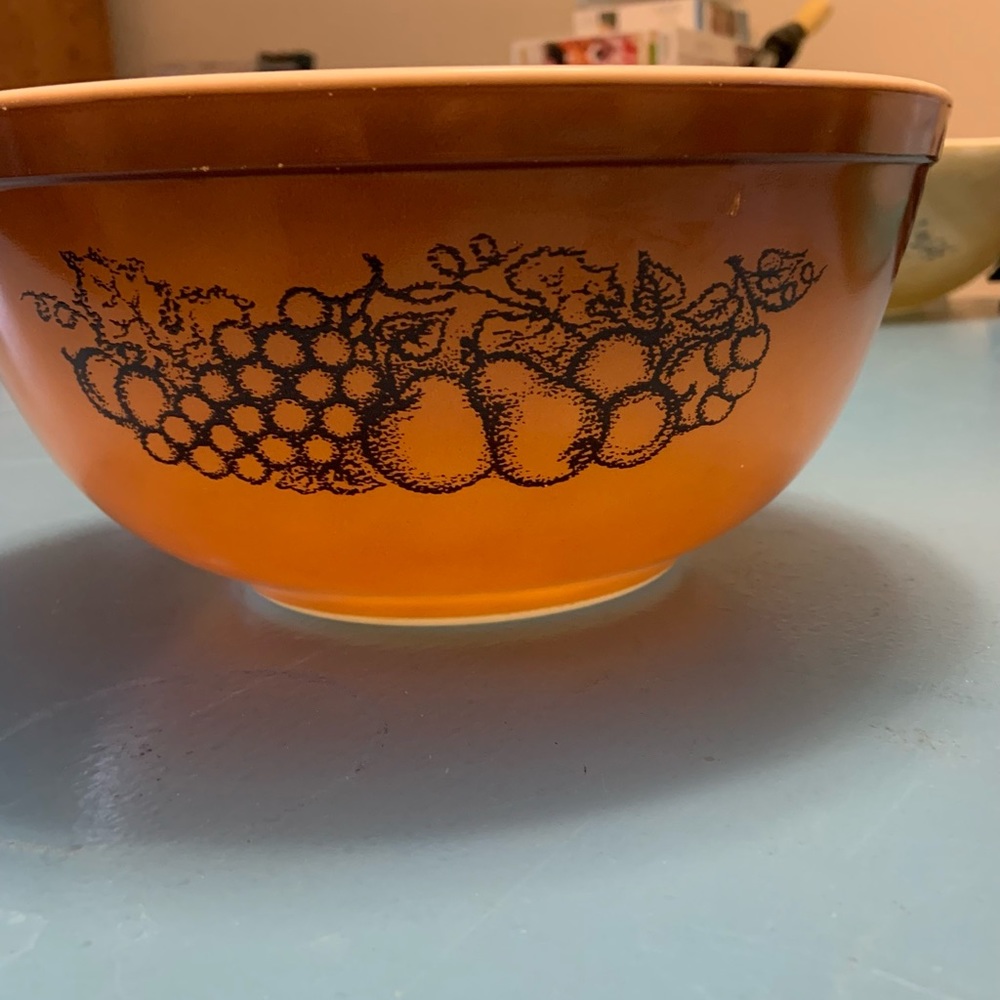Vintage 2.5 quart Old Orchard Brown Pyrex bowl #403 - Picture 1 of 6